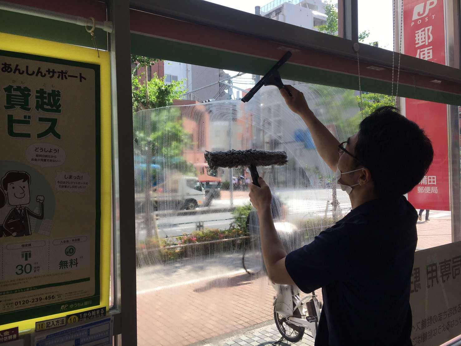 商業施設の窓ガラス清掃